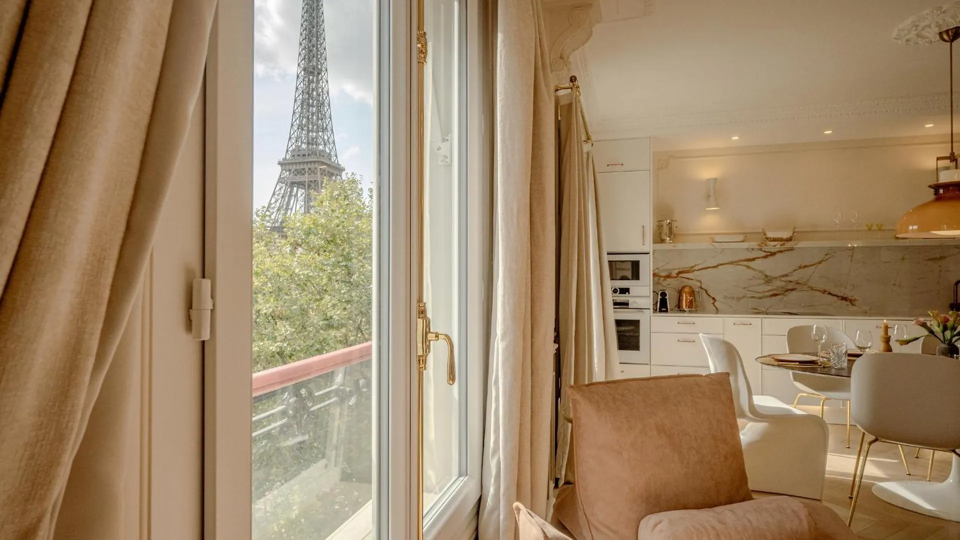 Apartment With Eiffel Tower View París