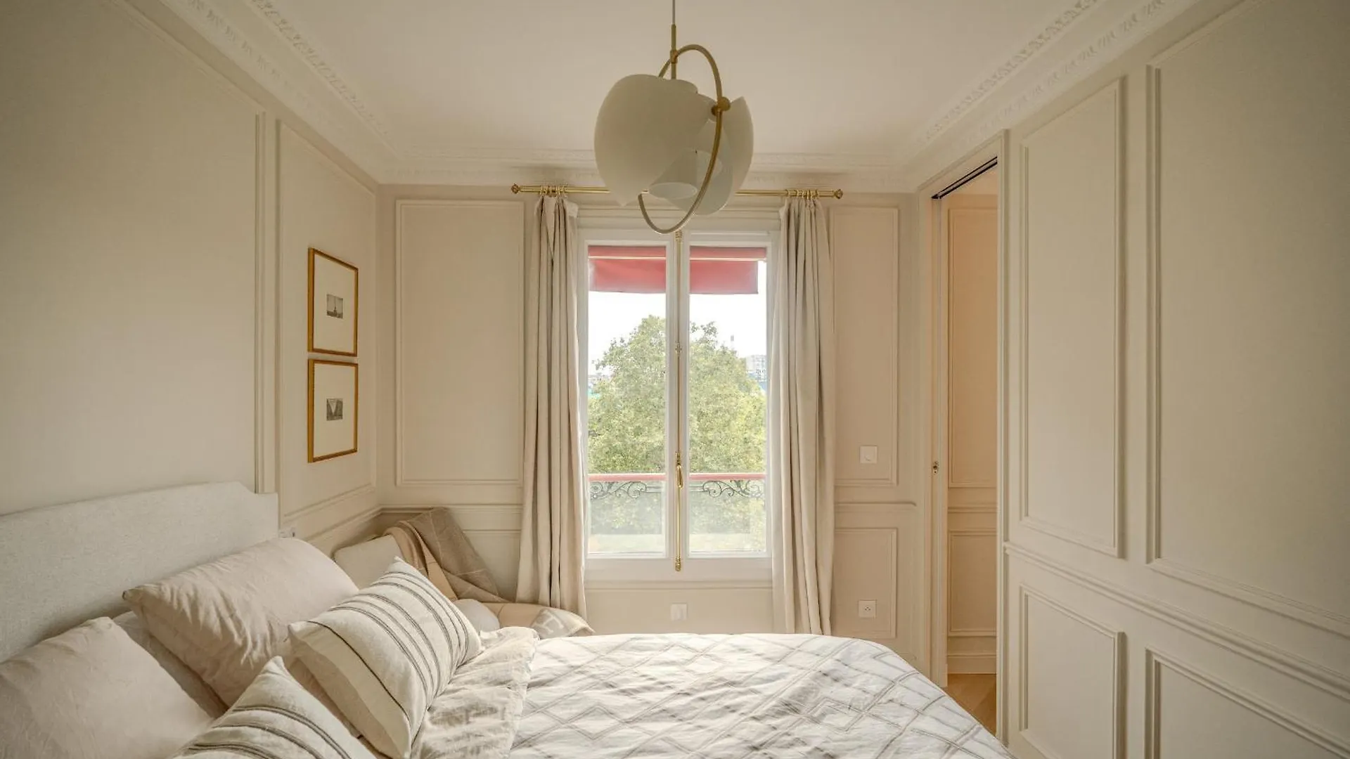 Apartment With Eiffel Tower View Paris France